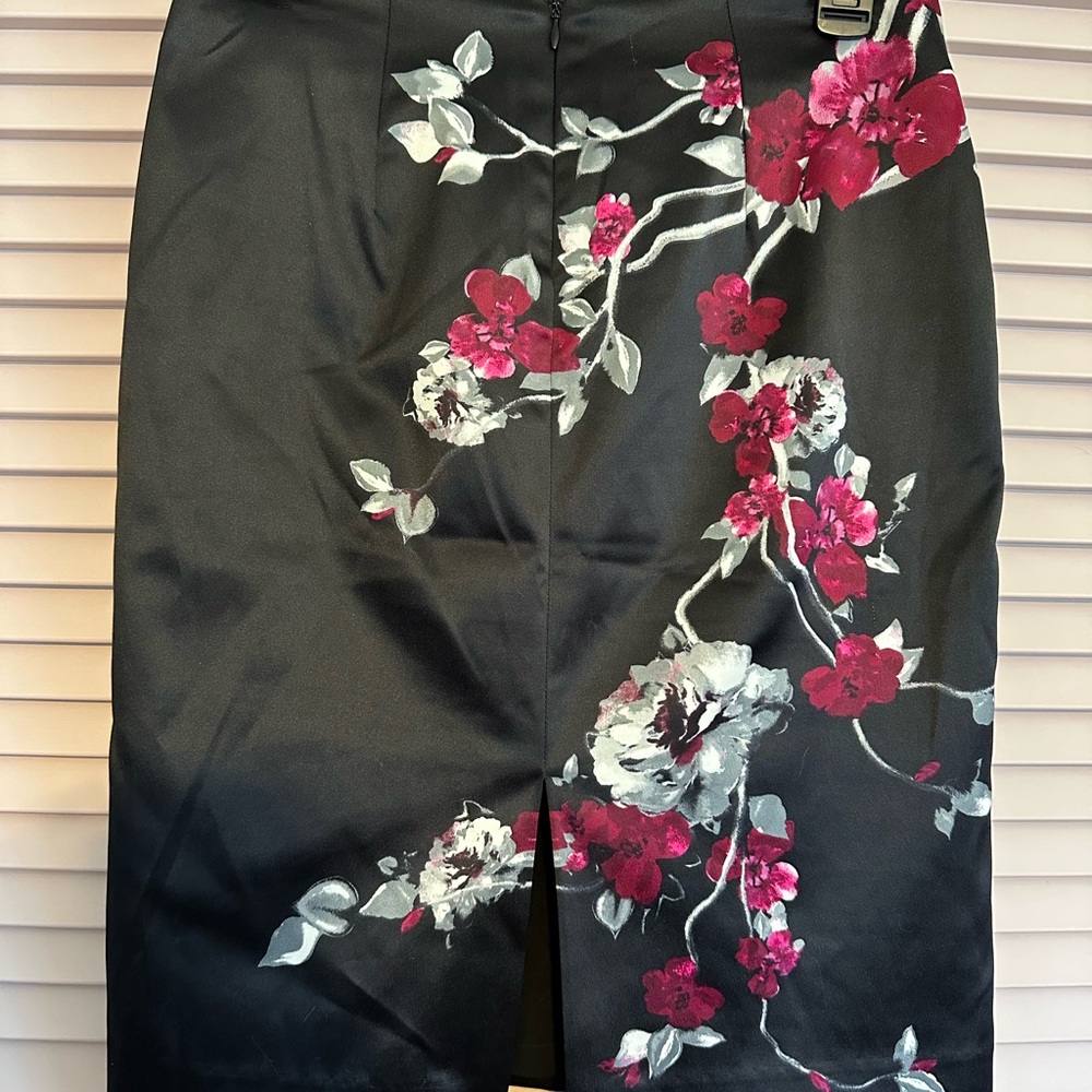 EUC!! White House Black Market pencil skirt. Cherry Blossoms. Size 0.